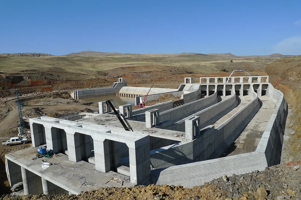 Saraçbendi Regülatörü ve HES